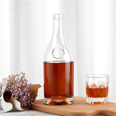 Efektné sklenené fľaše vodky na alkohol