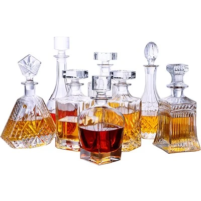 Populárna priehľadná fľaša whisky