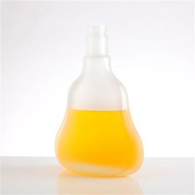 Sklenená matná fľaša na víno s objemom 550 ml