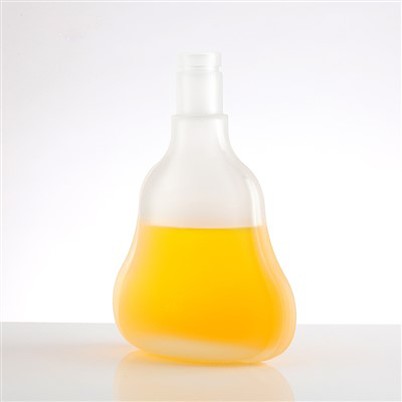 Sklenená matná fľaša na víno s objemom 550 ml